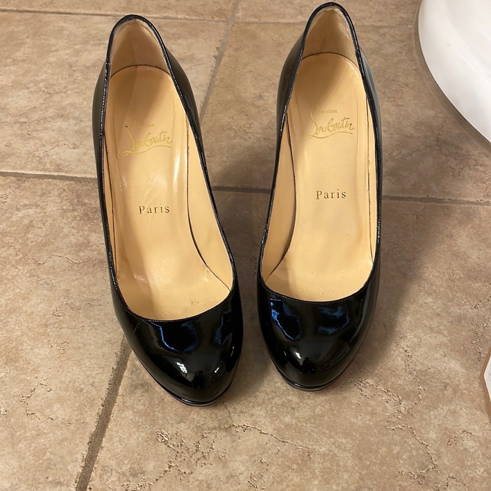 Louboutin neofilo round toe pump